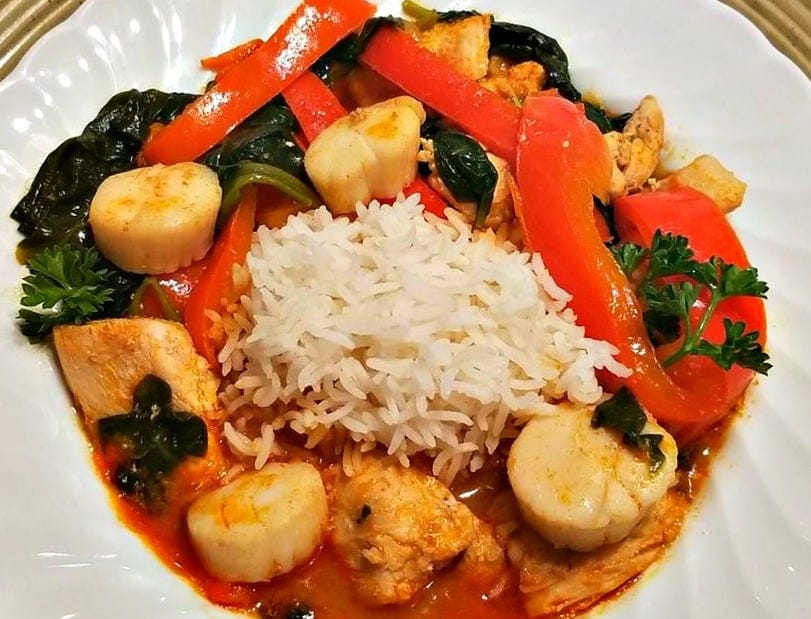 Red Thai Curry with Scallops, Chicken, Peppers and Spinach