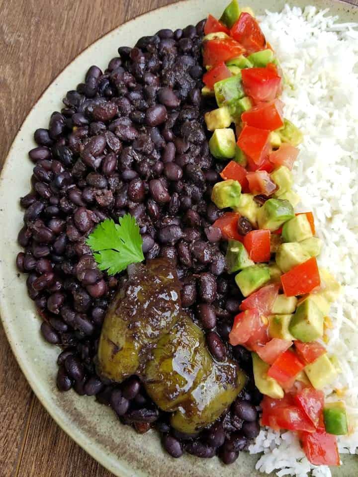 Easy Mexican Black Beans Recipe (Frijoles Negros)